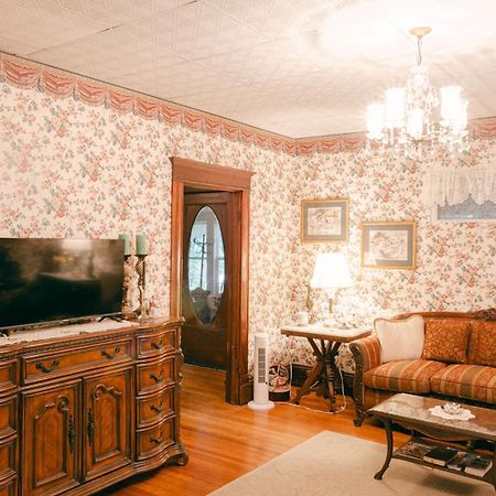 Bed and Breakfast The Wolf Manor Ellinwood Экстерьер фото